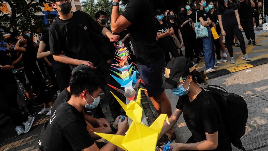 Setelah protes yang berlangsung selama kurang lebih 4 bulan, polisi Hong Kong menembakkan amunisi kepada demonstran pro-demokrasi untuk pertamakalinya.