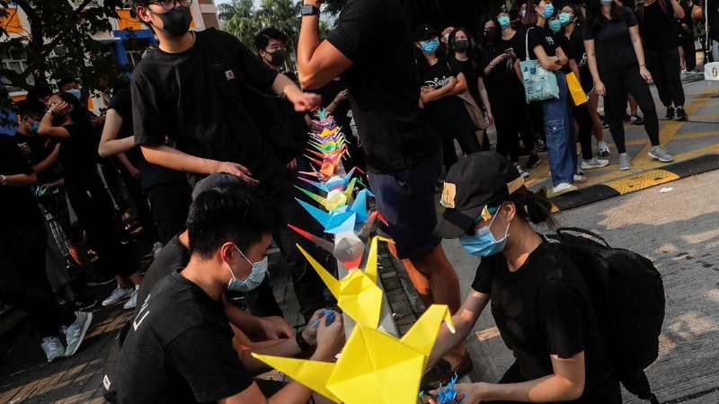 Setelah protes yang berlangsung selama kurang lebih 4 bulan, polisi Hong Kong menembakkan amunisi kepada demonstran pro-demokrasi untuk pertamakalinya.