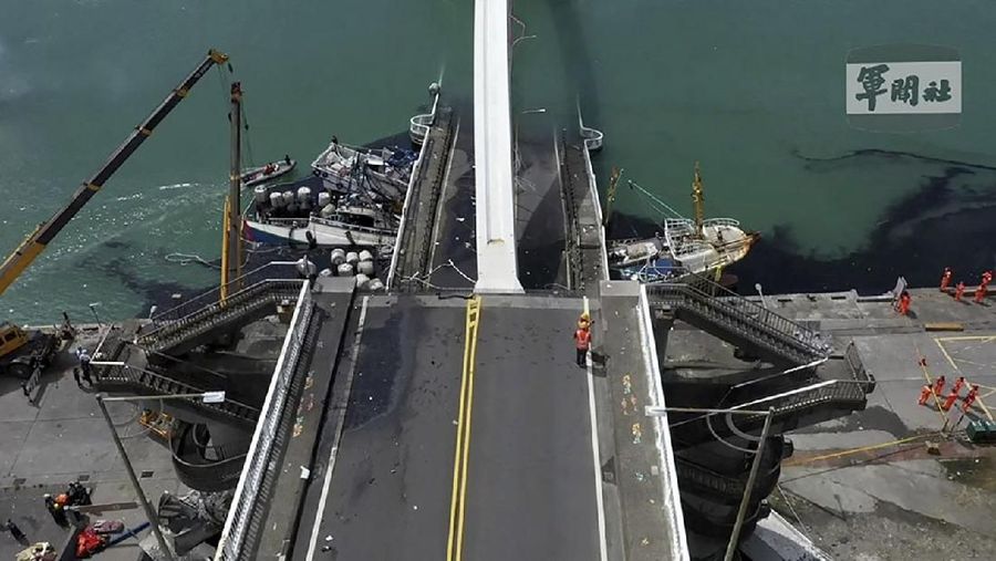 Penyelam bergabung dengan ratusan penyelamat dalam upaya pencarian, menggunakan crane dan excavator untuk mengangkat puing-puing perahu nelayan