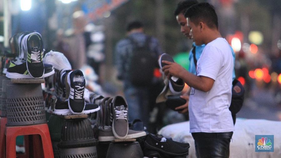 Sepatu impor asal Vietnam KW berlabel merek-merek terkenal.