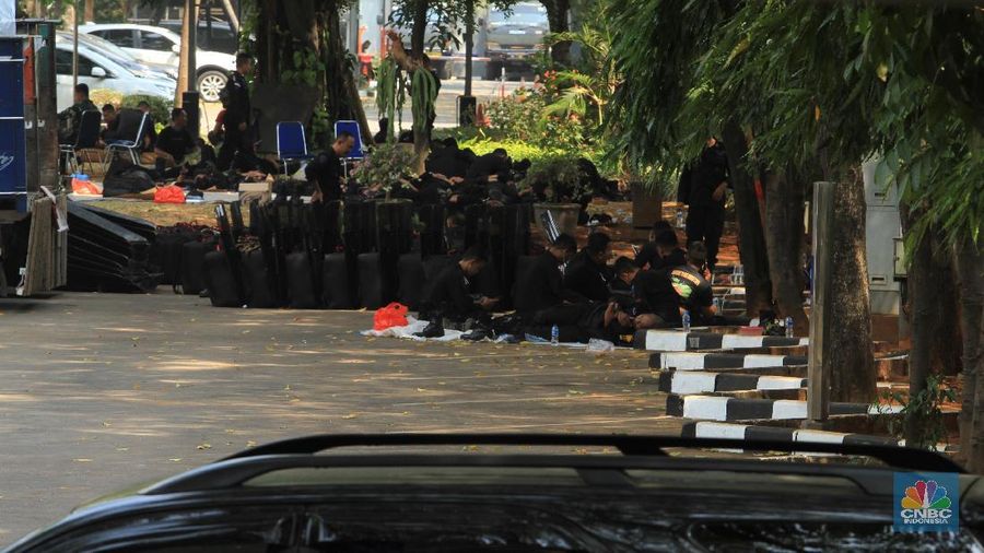 Ada beberapa titik kerusakan seperti kaca gedung yang pecah di lempari batu oleh massa aks