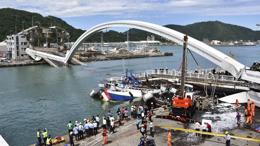 Penyelam bergabung dengan ratusan penyelamat dalam upaya pencarian, menggunakan crane dan excavator untuk mengangkat puing-puing perahu nelayan