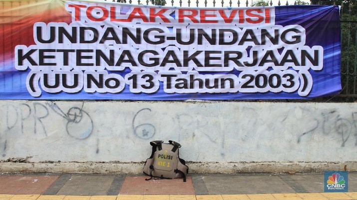 Aksi unjuk rasa digelar buruh dari berbagai elemen di sejumlah daerah di Tanah Air, Rabu (2/10/2019).