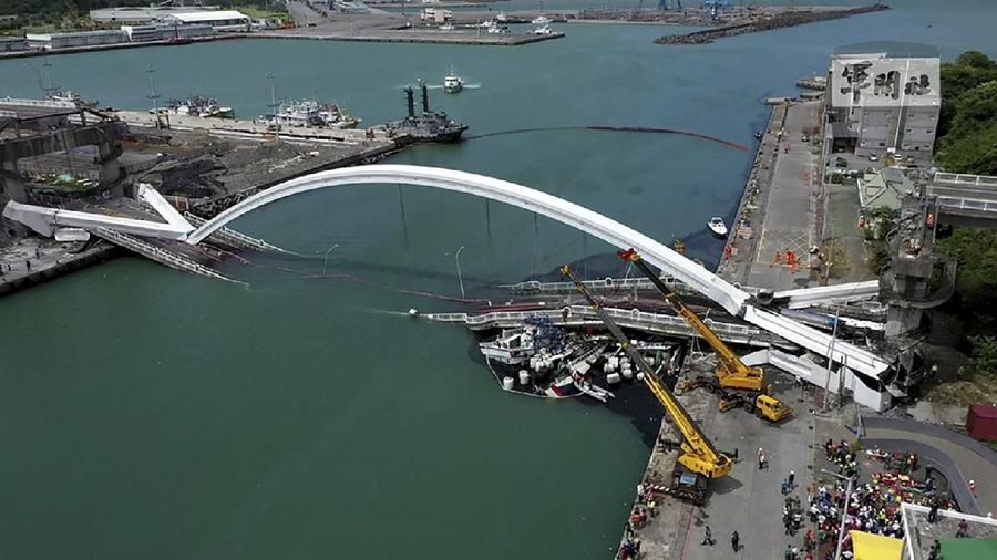 Penyelam bergabung dengan ratusan penyelamat dalam upaya pencarian, menggunakan crane dan excavator untuk mengangkat puing-puing perahu nelayan