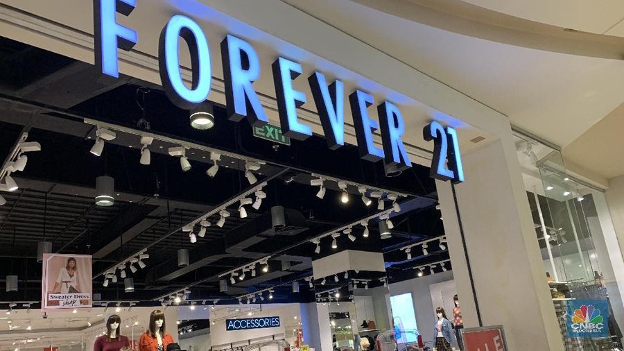 Forever 21 akhirnya merilis daftar hampir 180 lokasi yang berpotensi ditutup sebagai bagian dari proses kebangkrutannya pada hari Selasa (1/10). (CNBC Indonesia/Lynda Hasibuan)
