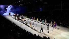 'Gado-gado' Ghesquiere untuk Louis Vuitton di Paris