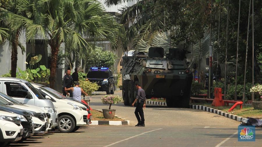 Ada beberapa titik kerusakan seperti kaca gedung yang pecah di lempari batu oleh massa aks