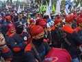 Massa Buruh Kepung Gedung Sate Bandung