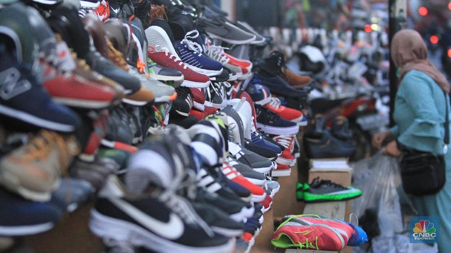 Maraknya sepatu KW impor asal Vietnam bakal membuat rugi industri sepatu menengah dan kecil.