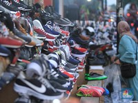 Sepatu KW Impor Vietnam Obrak-abrik RI, Siapa yang Rugi?