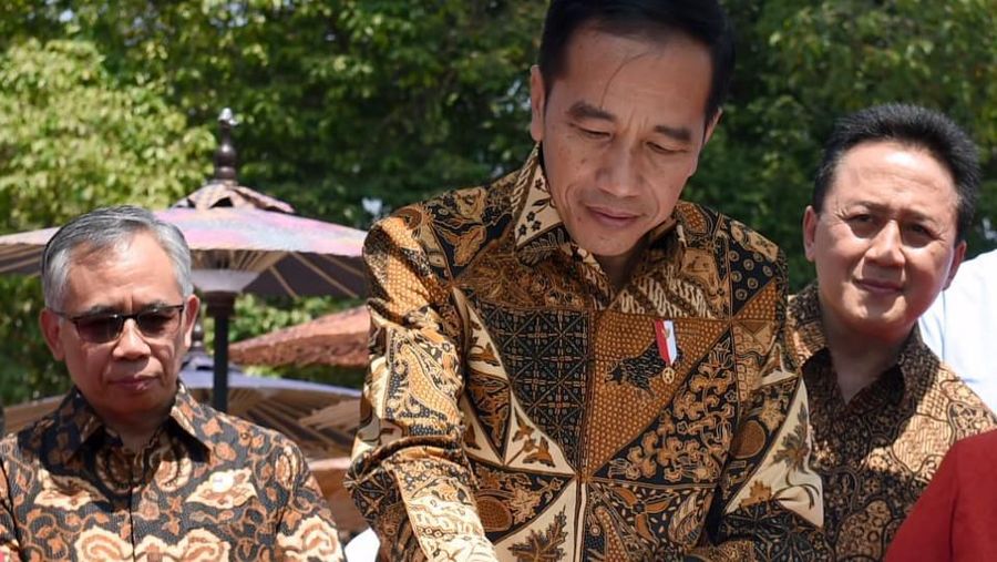 OJK hadirkan dua Bank Wakaf Mikro yang telah mengembangkan klaster nasabah pembatik dalam acara Hari Batik Nasional (HBN) 2019.