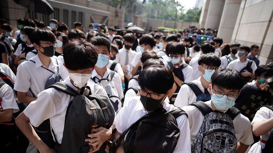 Setelah protes yang berlangsung selama kurang lebih 4 bulan, polisi Hong Kong menembakkan amunisi kepada demonstran pro-demokrasi untuk pertamakalinya.
