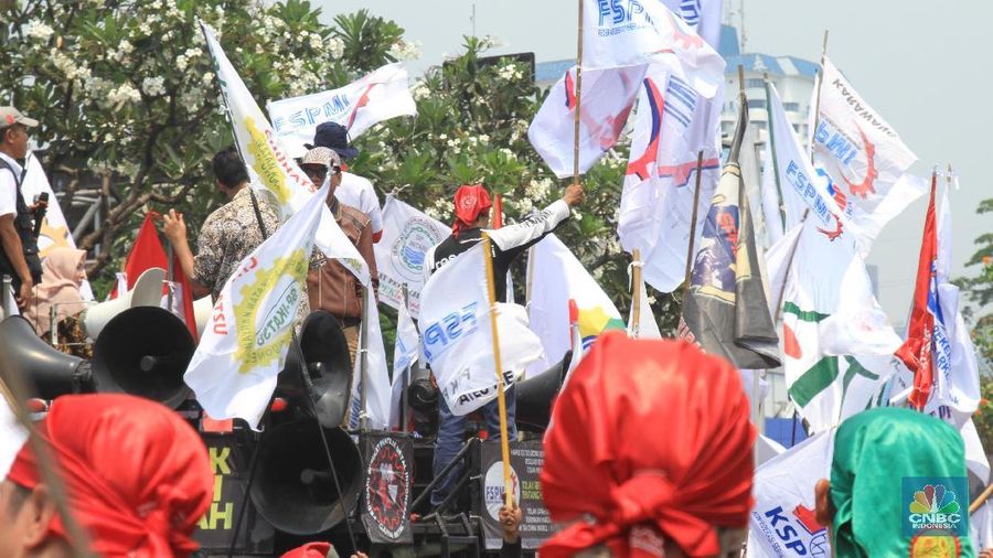 Upah buruh kembali menghangat jelang penetapan paling lambat 1 November 2019.