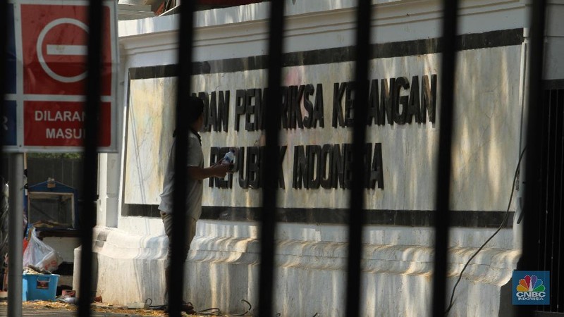 Ada beberapa titik kerusakan seperti kaca gedung yang pecah di lempari batu oleh massa aks