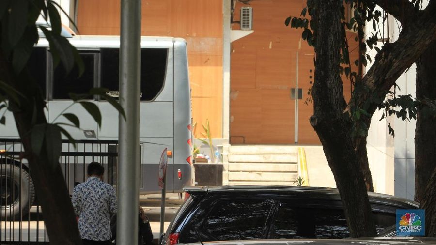 Ada beberapa titik kerusakan seperti kaca gedung yang pecah di lempari batu oleh massa aks