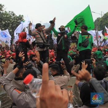 Deretan Poster Demo Buruh 2 Oktober: Ada Gambar Pinokio Juga