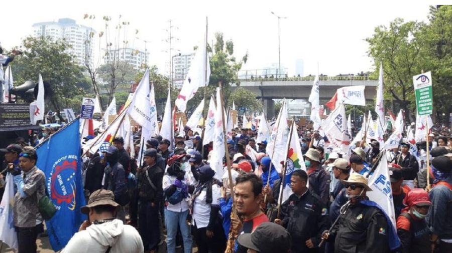 Dalam orasinya, salah satu orator di mobil komando meminta agar buruh diperbolehkan menggelar demonstrasi di depan gedung DPR RI.