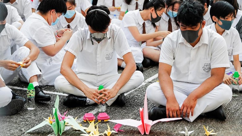 Setelah protes yang berlangsung selama kurang lebih 4 bulan, polisi Hong Kong menembakkan amunisi kepada demonstran pro-demokrasi untuk pertamakalinya.