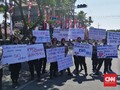 Buruh Jatim Demo, Polwan Bawa Poster 'Selamat Datang'