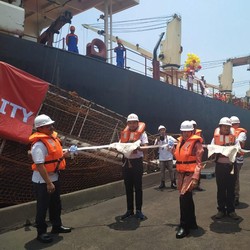 PLN Resmikan Kapal Angkutan Batu Bara ke Sumatera