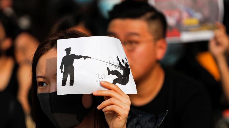 Setelah protes yang berlangsung selama kurang lebih 4 bulan, polisi Hong Kong menembakkan amunisi kepada demonstran pro-demokrasi untuk pertamakalinya.