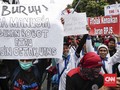 FOTO : Buruh Turun ke Jalan Tolak RUU Ketenagakerjaan