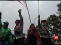 VIDEO: Saat Polisi Ikut Bernyanyi Bersama Massa Buruh