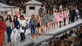 FOTO : Model Elegan 'Atap Rumah' Chanel di Paris