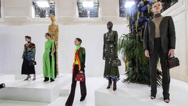 Ready To Wear Perdana Schiaparelli dan Ralph&Russo di Paris