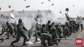 Dalam gladi bersih juga praktikkan keahlian bela diri para prajurit. (CNN Indonesia/Bisma Septalisma)