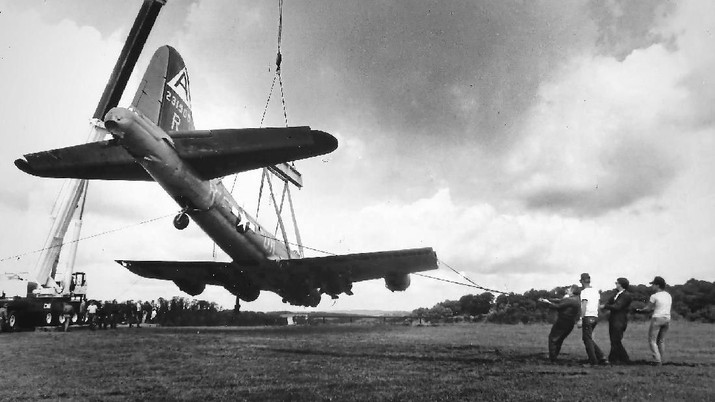 Kecelakaan Pesawat Perang Dunia 2 (Susie Post/Pittsburgh Post-Gazette via AP) In this Aug. 29, 1987 photo, workers use a cane to lift a World War II-era B-17 plane from its crash site at the Beaver County Airport, in Beaver County, Pa. The same four-engine, propeller-driven B-17 bomber plane with more than a dozen people aboard crashed and burned at the Hartford County Bradley International Airport in Windsor Locks, Conn., after encountering mechanical trouble on takeoff Wednesday, Oct. 2, 2019, killing multiple people. (Susie Post/Pittsburgh Post-Gazette via AP)