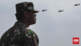 Parade helikopter dan pesawat tempur juga dipamerkan dalam gladi bersih HUT TNI ke-74 di Lanud Halim Perdanakusuma. (CNN Indonesia/Bisma Septalisma)