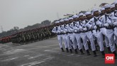 Panglima TNI Marsekal Hadi Tjahjanto memimpin langsung gladi bersih HUT TNI ke-74 di Pangkalan Udara Halim Perdanakusuma, Jakarta Timur. (CNN Indonesia/Bisma Septalisma)