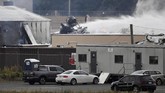 Sejumlah media lokal melaporkan bahwa pesawat Boeing B-17 tersebut jatuh di Bandara Internasional Bradley sekitar pukul 10.00 waktu setempat, tak lama setelah lepas landas. (AP Photo/Jessica Hill)