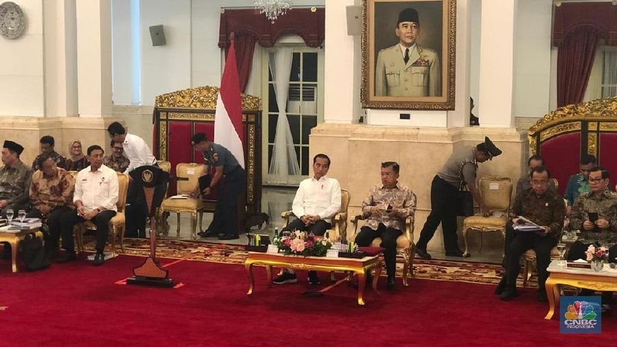 alam pembukaan sidang kabinet, Jokowi secara khusus menyampaikan ucapan terima kasihnya atas kerja keras para menteri.