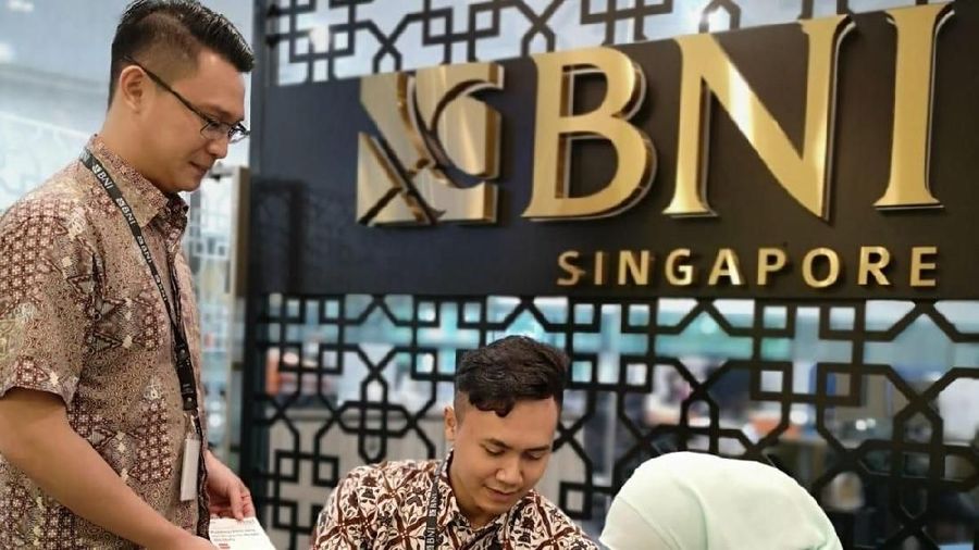 BNI turut memperkuat pengakuan terhadap Batik Indonesia sebagai warisan budaya tak benda dilakukan hingga ke luar negeri, yaitu melalui kantor-kantor cabang BNI yang ada di luar negeri. Salah satunya ditunjukkan oleh BNI Hi-movers yang bertugas di Singapura.