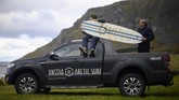 Selama ini orang beranggapan jika berselancar (surfing) selalu identik dengan kawan tropis, padahal lingkar Arktik juga sangat memungkinkan untuk 'menunggangi' ombak dari atas papan.