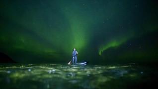 FOTO: Berselancar di Bawah Aurora