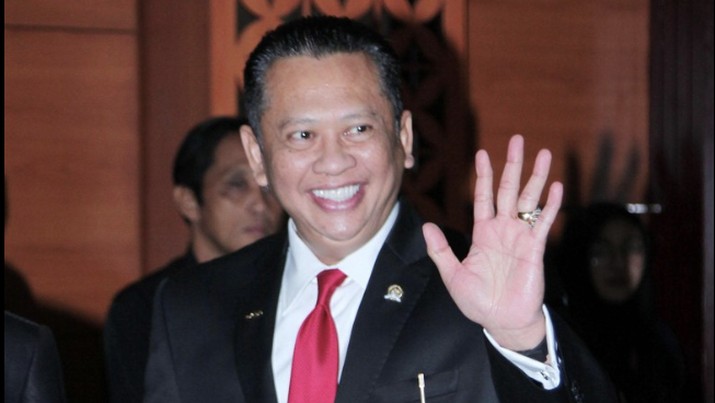 Selain Bamsoet, kandidat ketua umum Golkar lainnya adalah sang petahana Airlangga Hartarto.