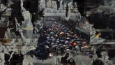 Aksi protes anti-pemerintah Hong Kong terlihat dari suatu kaca yang dipasang poster yang telah terkelupas. Sementara di Beijing, rakyat China sedang merayakan 70 tahun Republik Rakyat China. (AP Photo/Vincent Yu)