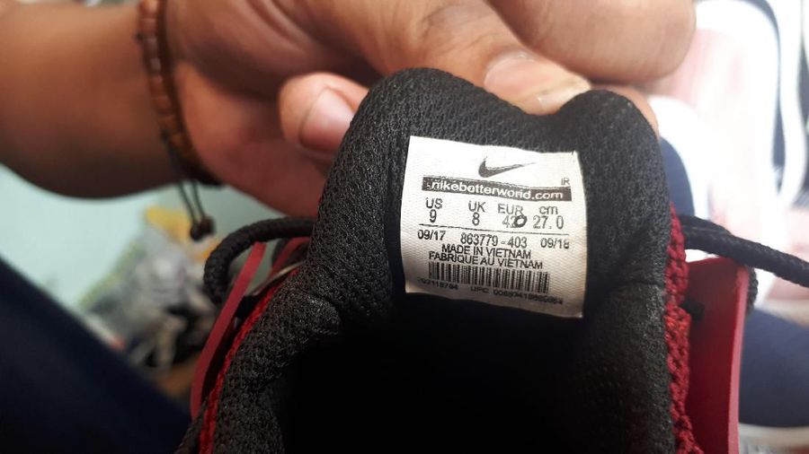 Sepatu impor asal Vietnam banyak ditemukan di pasar.