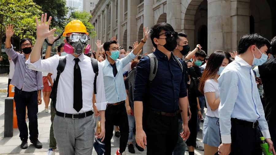 Dalam aksinya, para demonstran kompak memakai masker untuk menutupi identitas mereka.