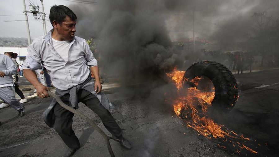 Demonstran bentrok dengan polisi di Ekuador setelah pemerintah mencabut subsidi bahan bakar