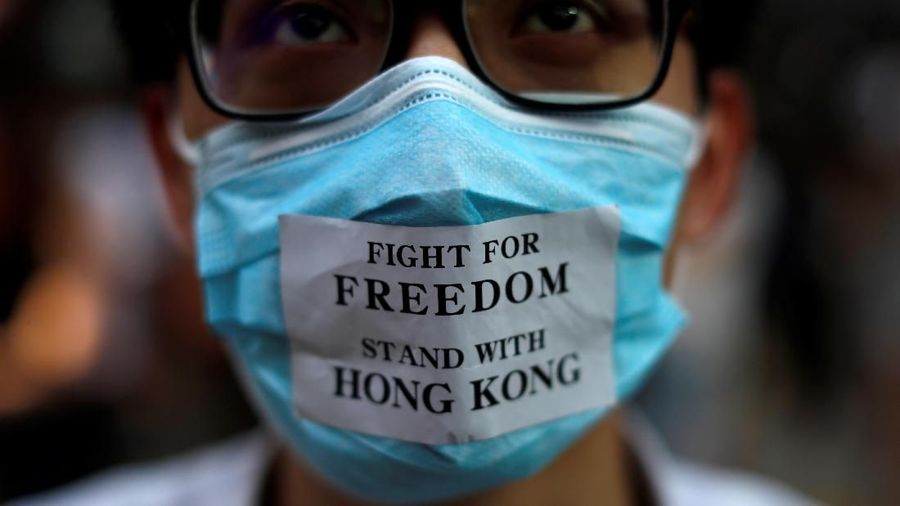Dalam aksinya, para demonstran kompak memakai masker untuk menutupi identitas mereka.