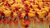 Para peserta parade tampil di acara perayaan 70 tahun berdirinya Partai Komunis China di Beijing. (AP Photo/Ng Han Guan)