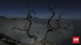 Usai melihat fenomena api biru, turis biasanya diajak kembali mendaki ke atas untuk menyaksikan matahari terbit dari Gunung Ijen. (CNN Indonesia/Bisma Septalisma)