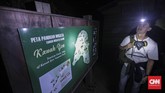 Seorang pendaki sedang melihat peta pendakian di Kawah Ijen, Banyuwangi, Sabtu (21/9). Kawah Ijen adalah danau kawah yang berada di puncak Gunung Ijen dengan kedalaman danau 200 meter dan luas 5.466 hektare. Terdapat juga fenomena api biru (blue fire) yang hanya terdapat di Islandia dan Indonesia.