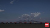 Dari Pantai Boom, turis bisa memandang ke Pulau Bali dan merasakan zona waktu Banyuwangi dan Bali sekaligus. (CNN Indonesia/Bisma Septalisma)