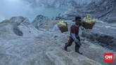 Warga lokal yang menjadi penambang belerang di Kawah Ijen, Banyuwangi. (CNN Indonesia/Bisma Septalisma)
