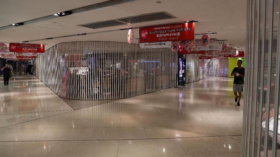 Demonstrasi yang kerap berubah menjadi kekerasan di beberapa area perbelanjaan utama kota itu memaksa sejumlah toko untuk menutup toko.